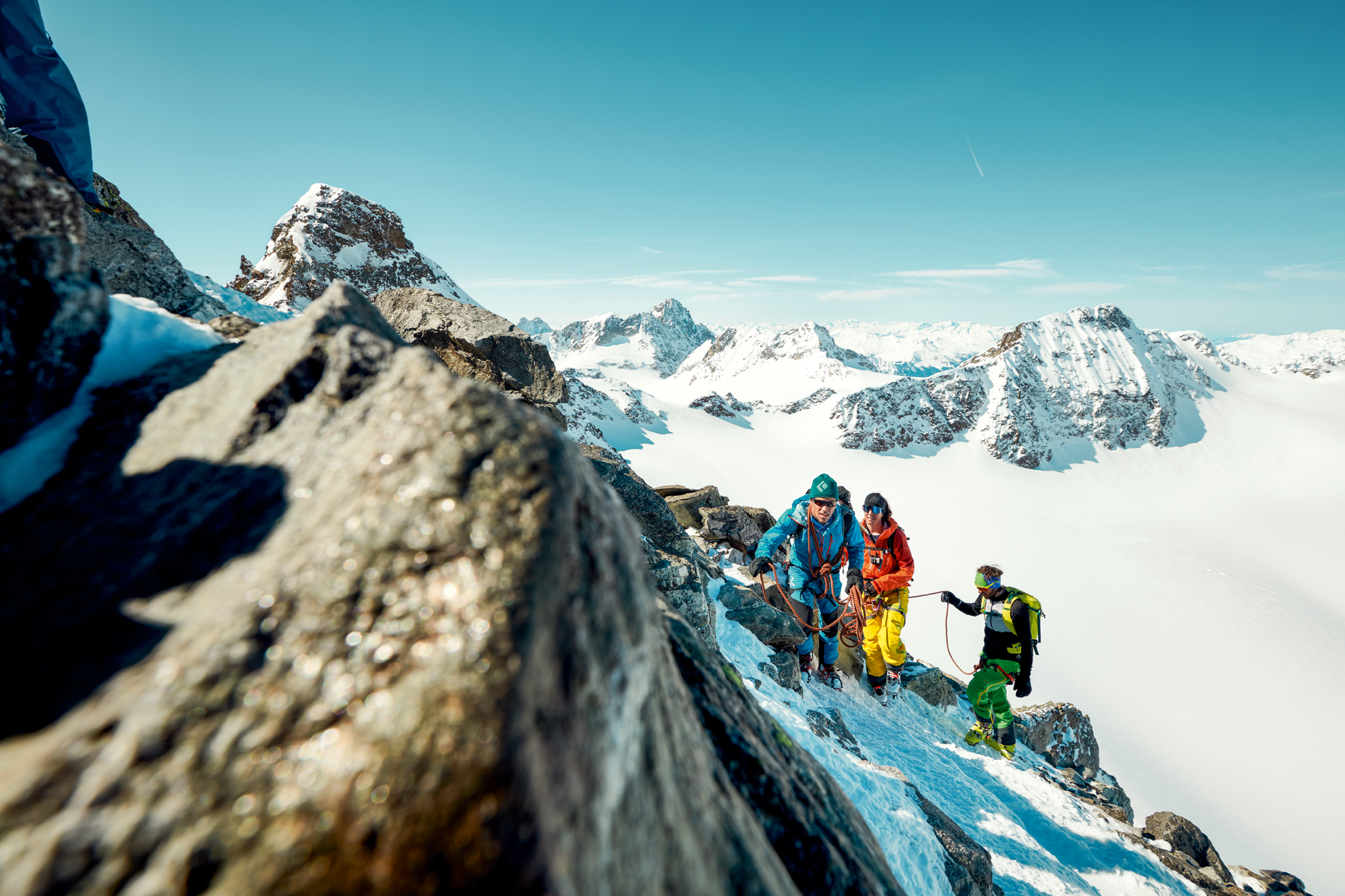 Skitourengruppe auf Gipfel des Piz Buin.
